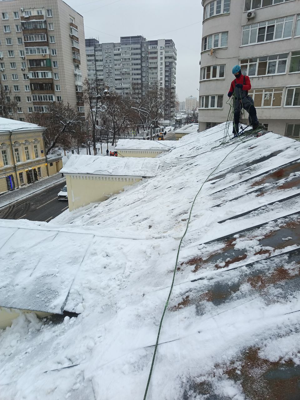 Чистка крыш от снега и наледи в 2026 году-++